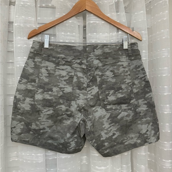 SPANX STRETCH TWILL SHORTS - Picture 3 of 4